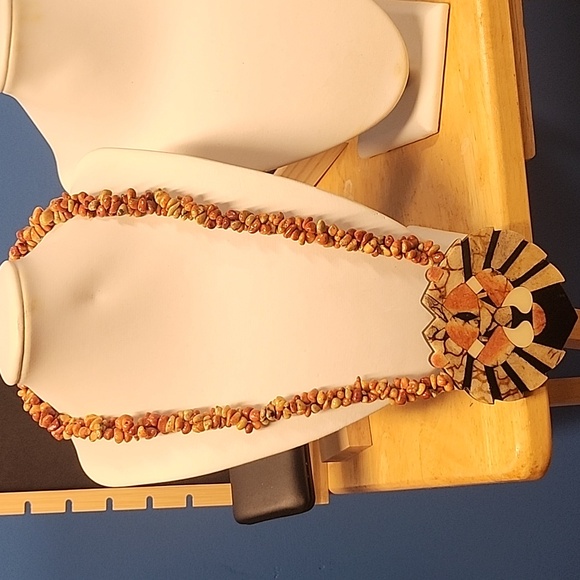 HANDCRAFTED BEADED NECKLACE WITH LION HEAD PENDANT - Picture 4 of 5